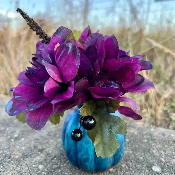 NEW Fun little spooky faux floral arrangement in shades of blue, black & purples - Picture 6 of 15